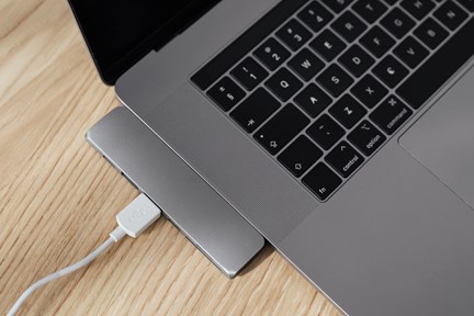 Docking Stations, USB Hubs & Chargers from China to Indonesia - Model-level logistics for multiport docks, data hubs, power adapters and battery-equipped charging products